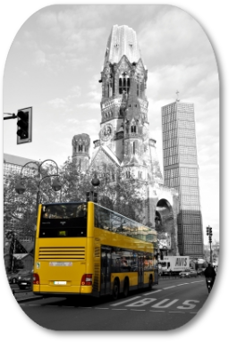 Linienbus vor Gedächtsniskirche in Berlin
